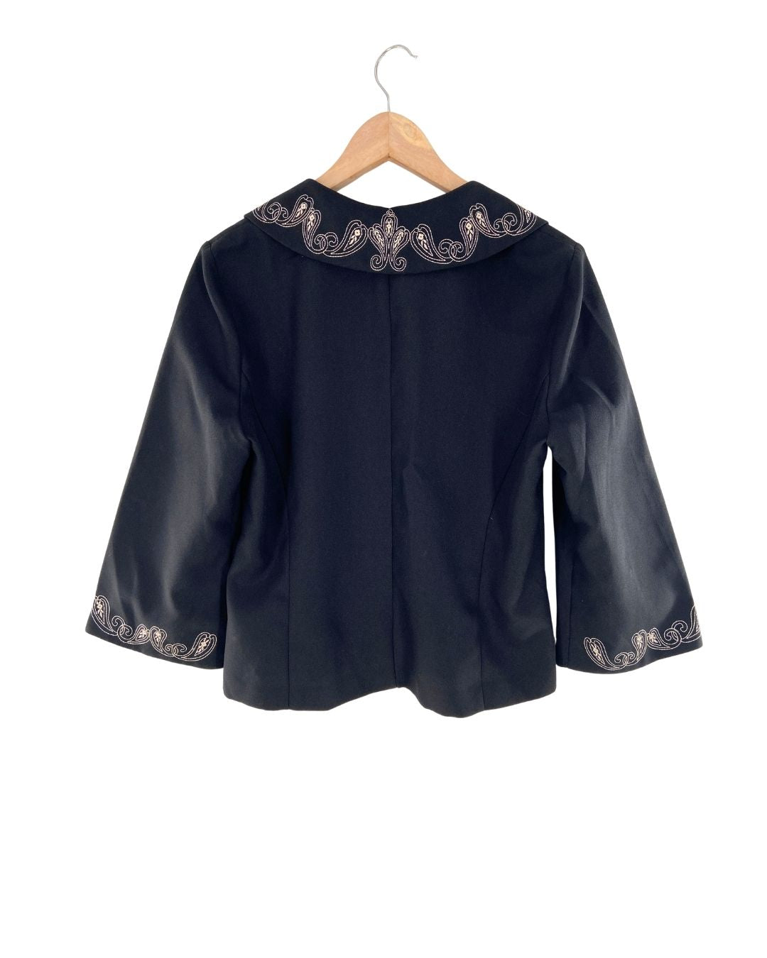 Chaqueta con bordes bordados