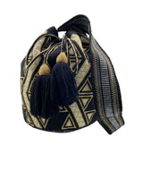 Mochila artesanal con hilos