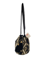 Mochila artesanal con hilos