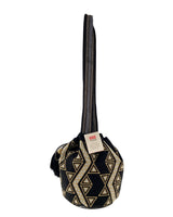 Mochila artesanal con hilos