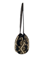 Mochila artesanal con hilos