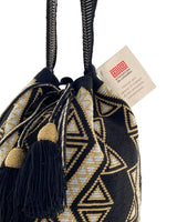 Mochila artesanal con hilos