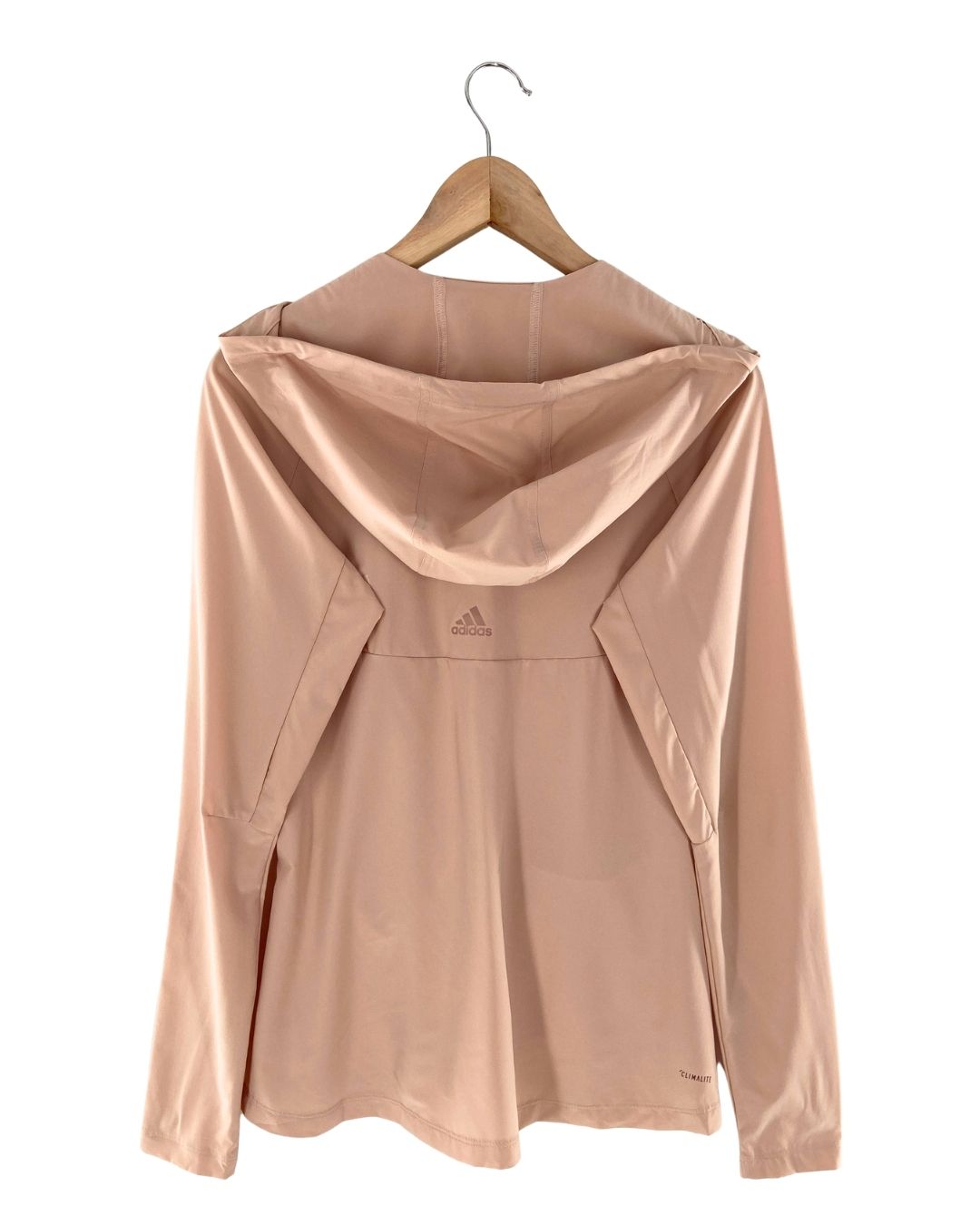 Chaqueta deportiva con capota