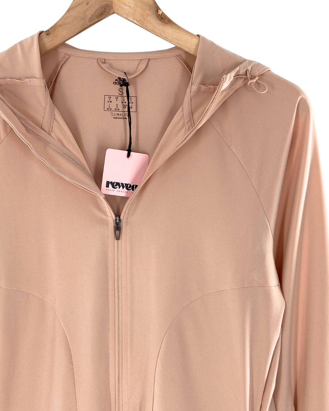 Chaqueta deportiva con capota