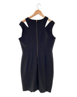 Vestido midi cut out en hombro