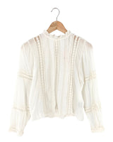 Blusa con alforzas y guipure