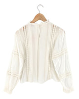 Blusa con alforzas y guipure