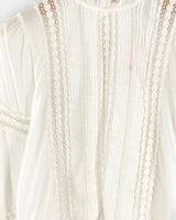 Blusa con alforzas y guipure