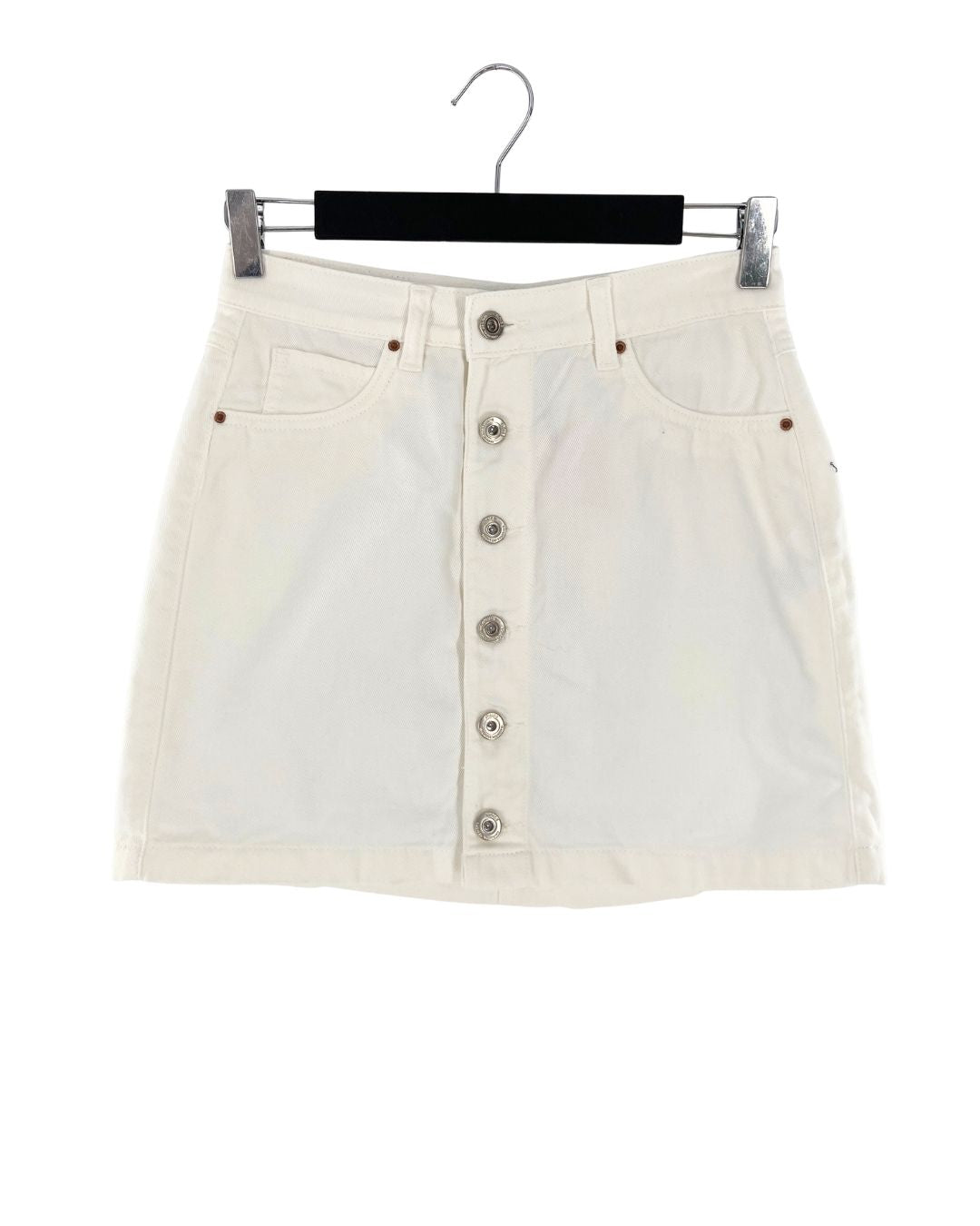 Falda mini abotonada en denim
