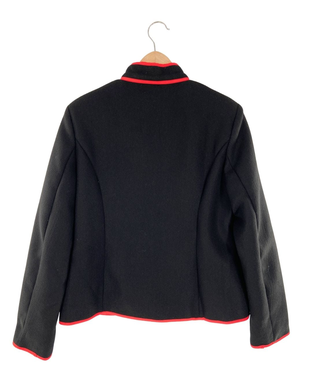 Chaqueta en paño bordada