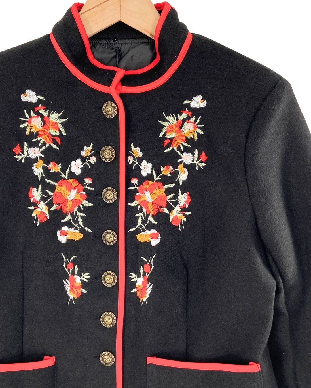 Chaqueta en paño bordada