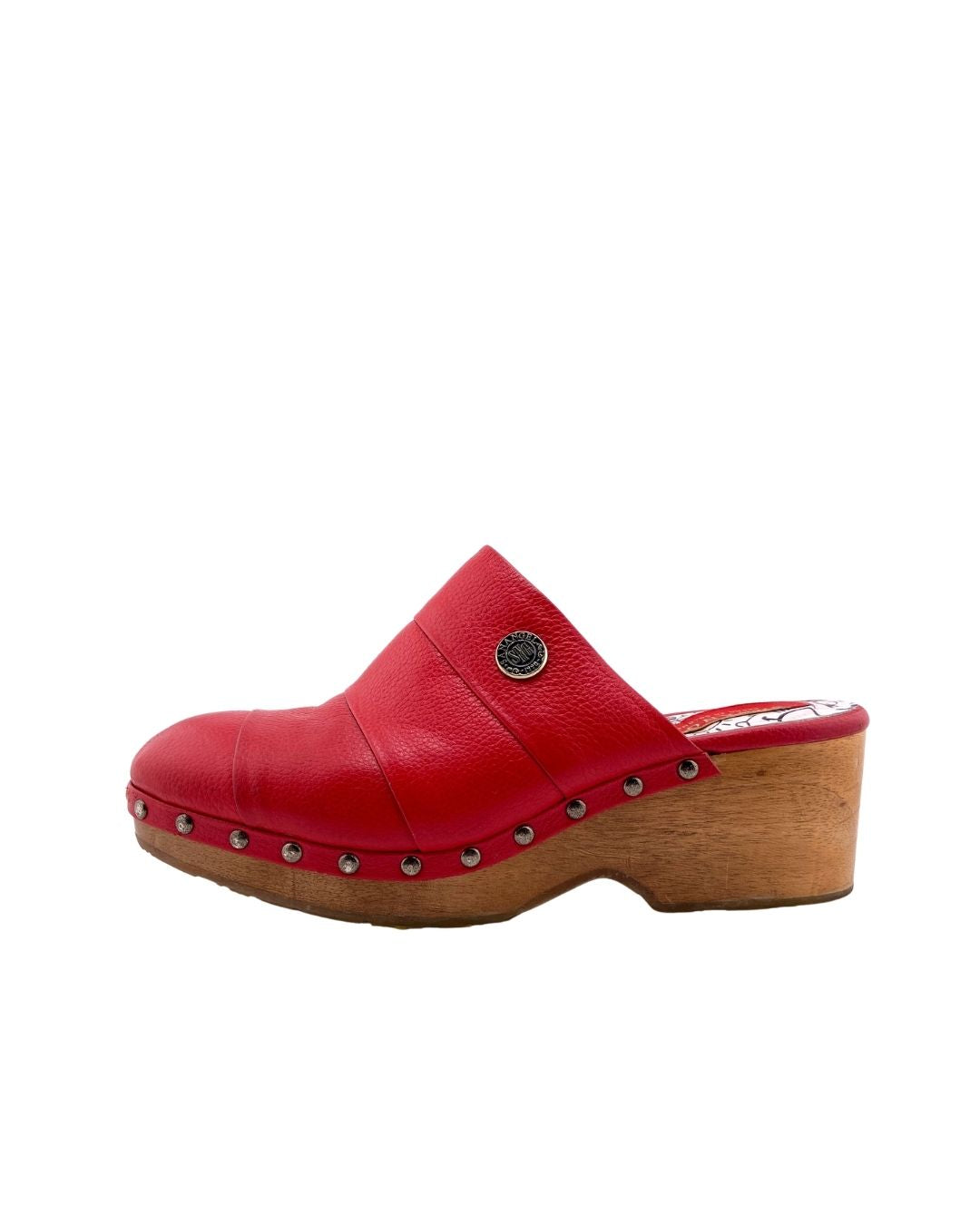 Zuecos en cuero y madera