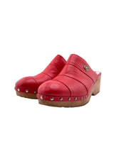 Zuecos en cuero y madera