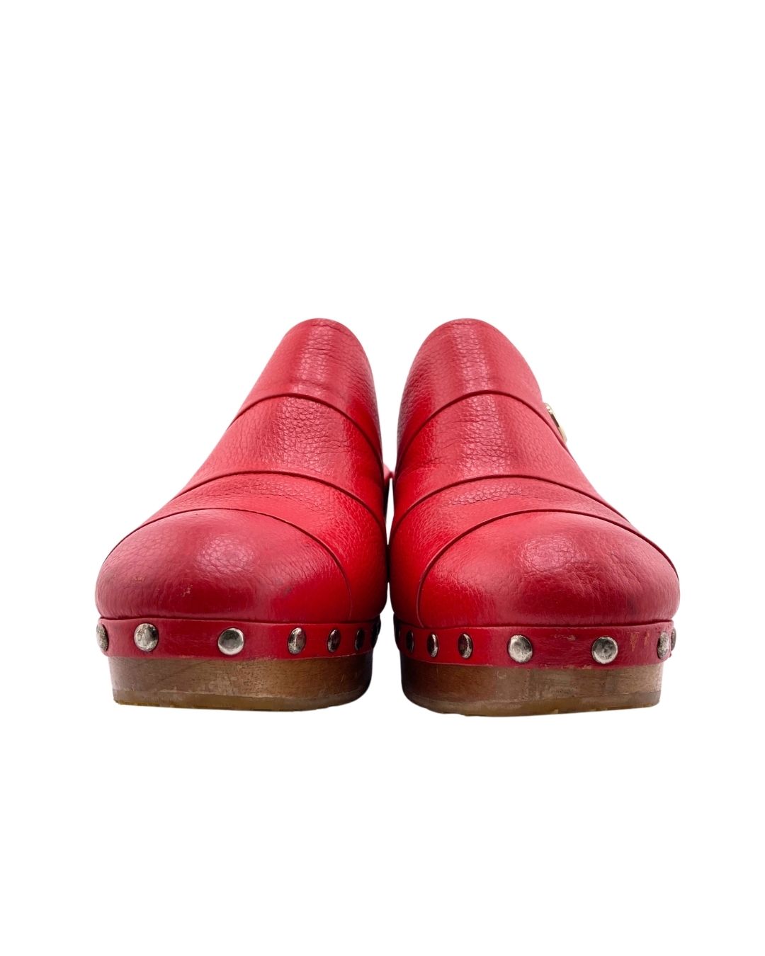 Zuecos en cuero y madera