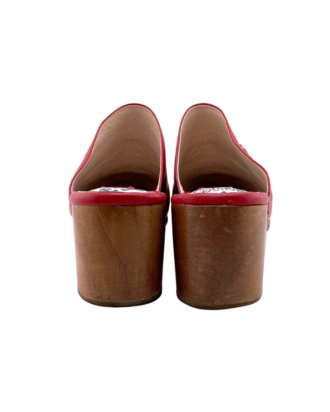 Zuecos en cuero y madera