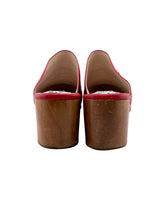 Zuecos en cuero y madera