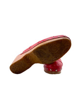 Zuecos en cuero y madera
