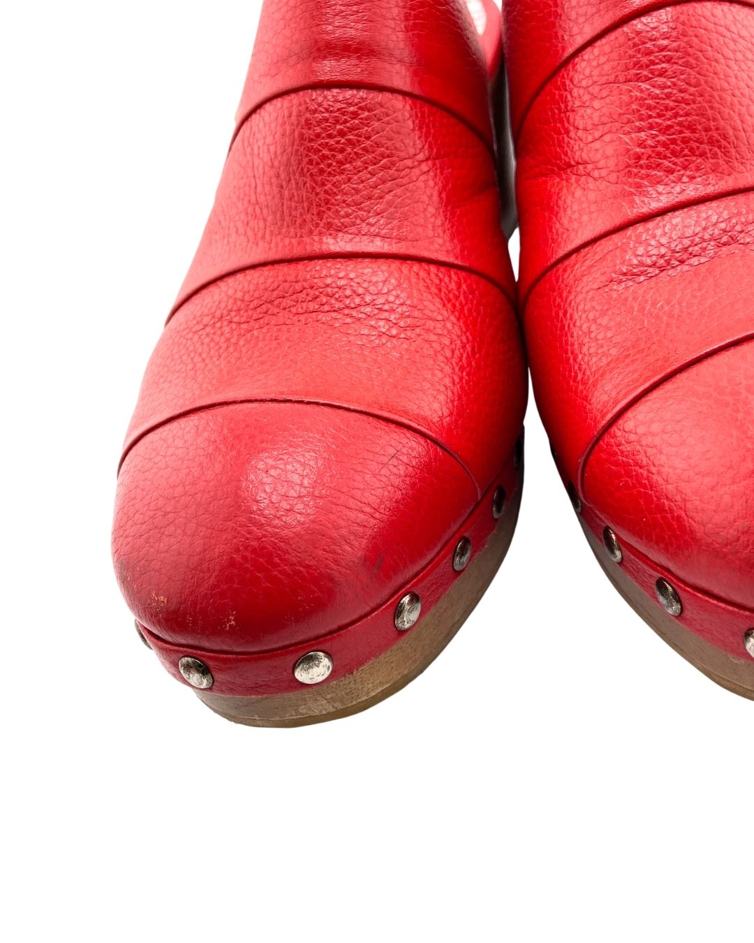 Zuecos en cuero y madera