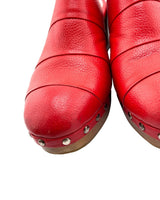 Zuecos en cuero y madera