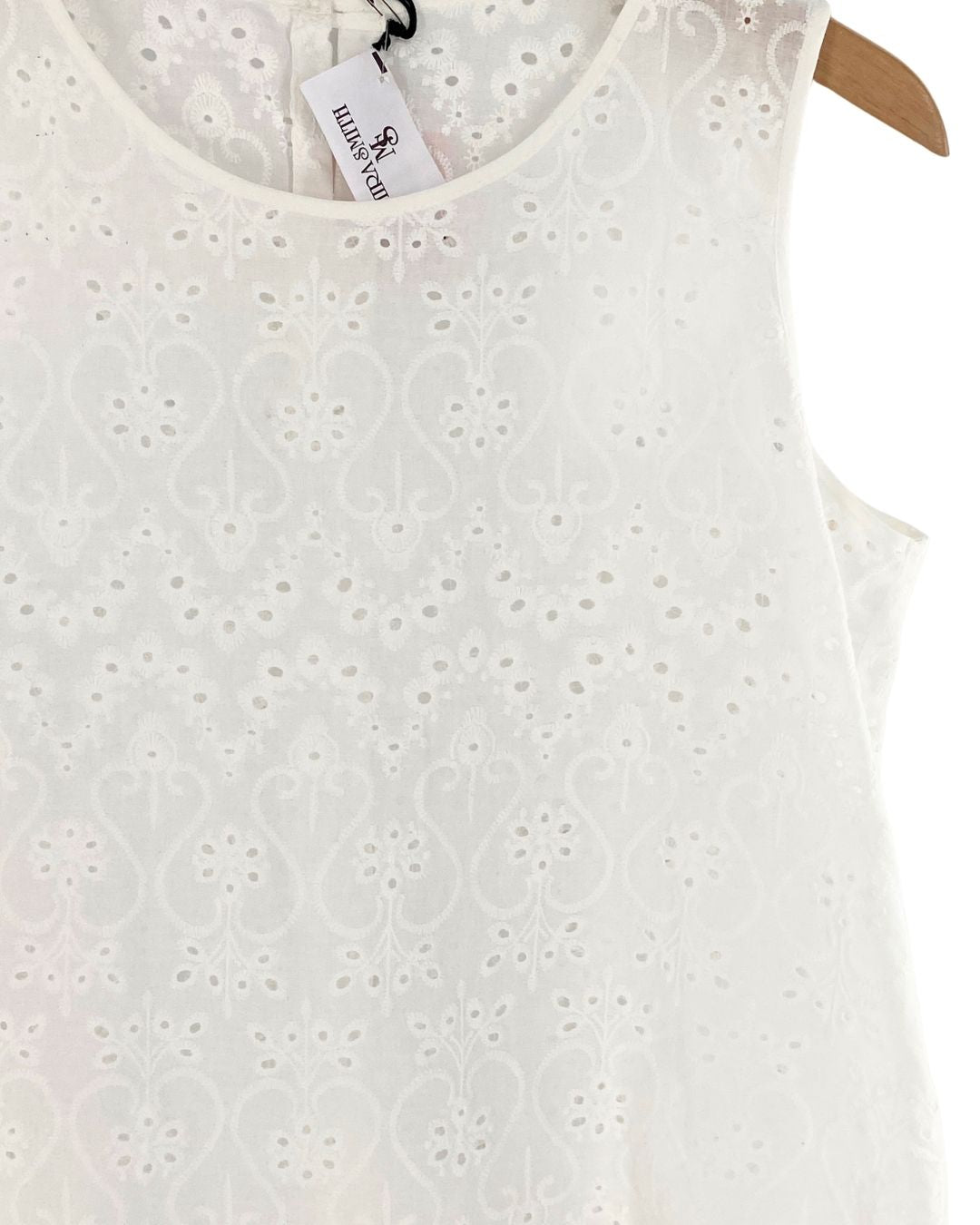 Blusa sleeveless en ojalillo