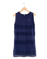 Vestido mini recto con franjas