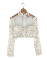 Blusa crop en mesh bordada