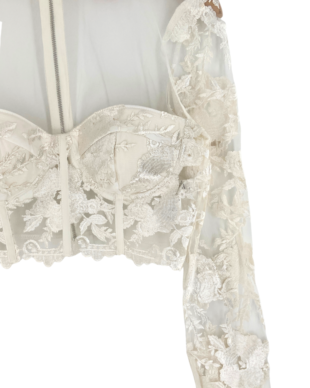 Blusa crop en mesh bordada