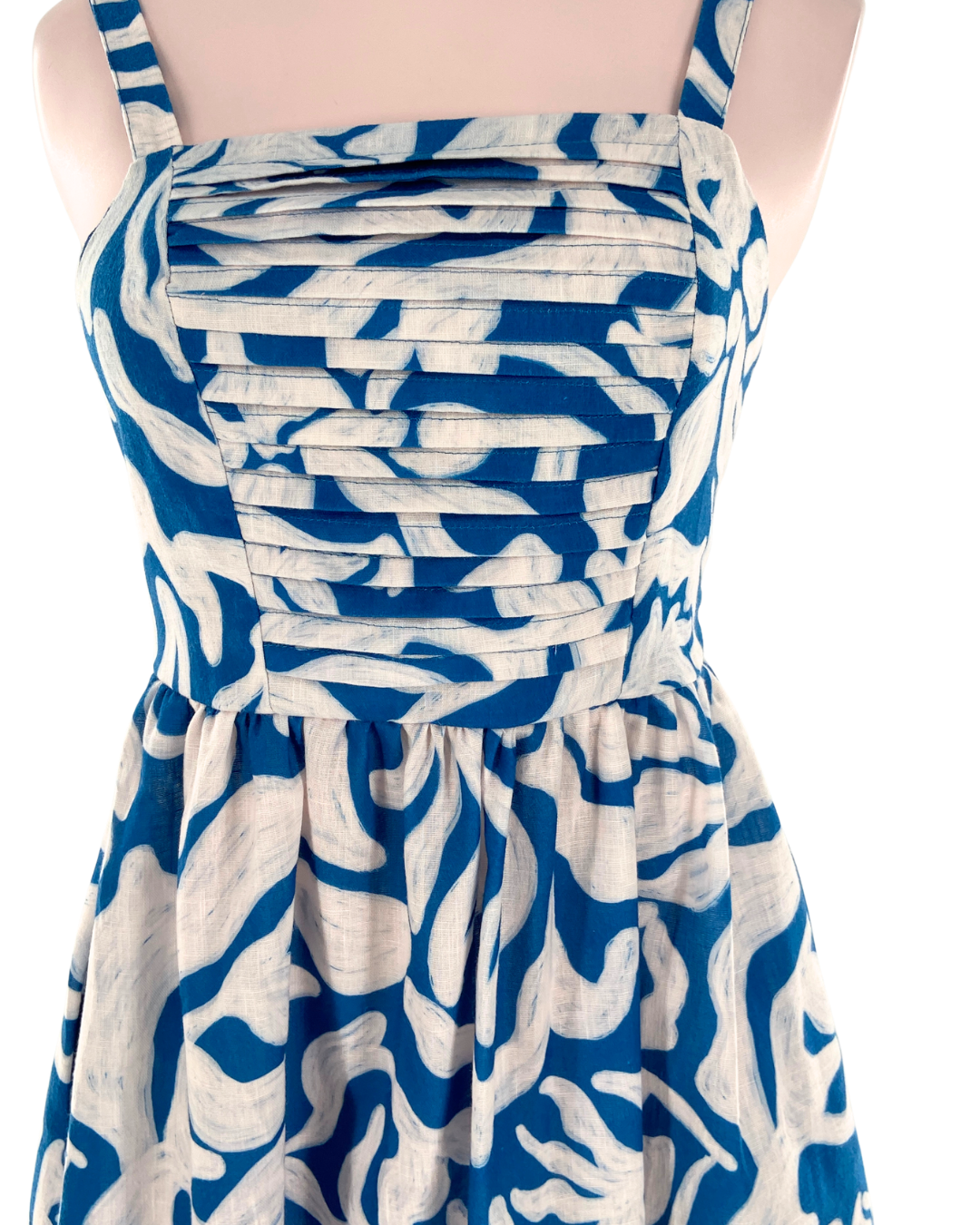 Vestido de tiras con prenses