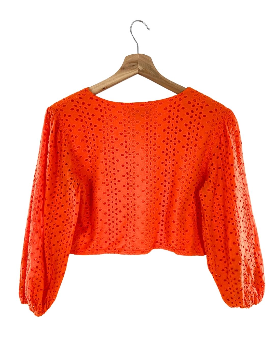 Blusa crop en ojalillo