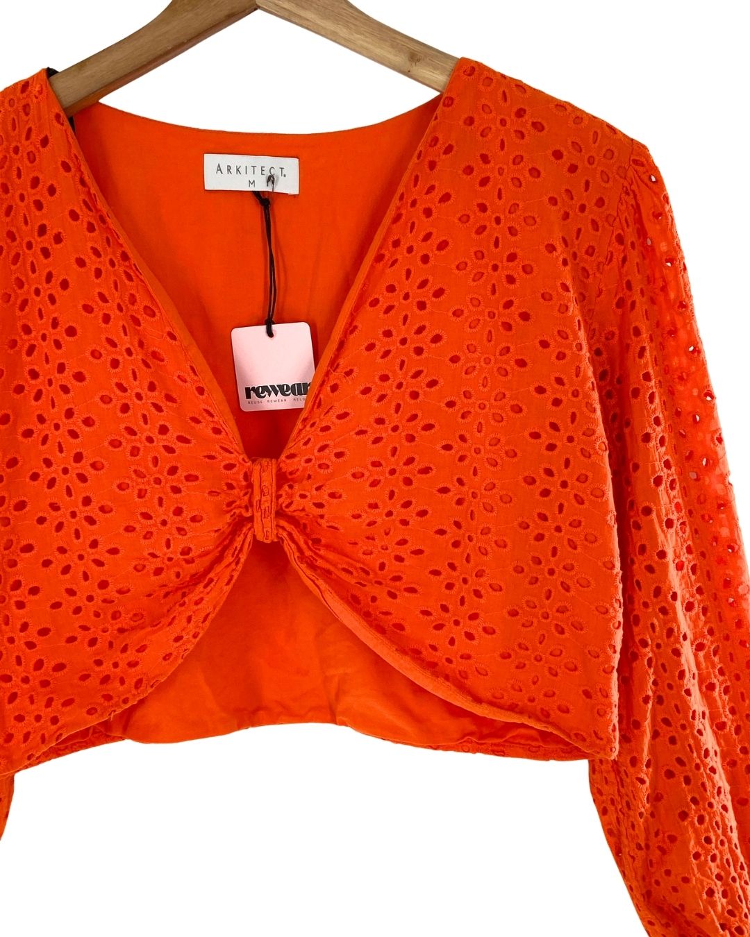 Blusa crop en ojalillo