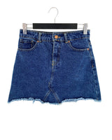 Falda mini en denim rigido