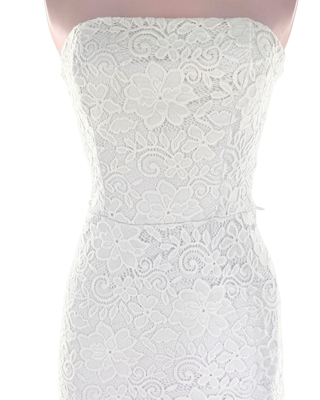 Vestido strapless  en blonda