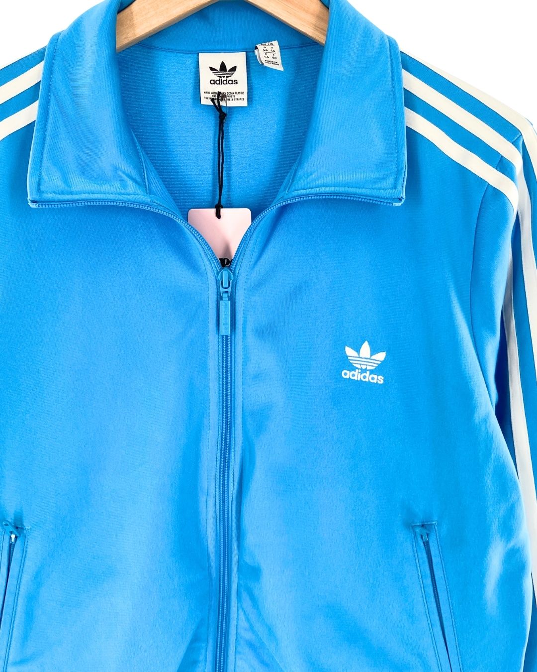 Chaqueta deportiva con lineas