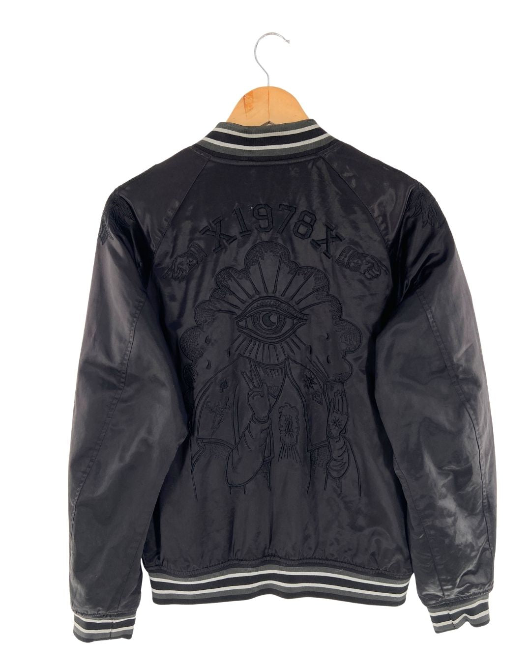 Chaqueta satinada con bordado