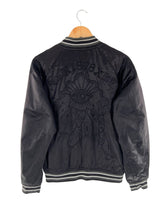 Chaqueta satinada con bordado