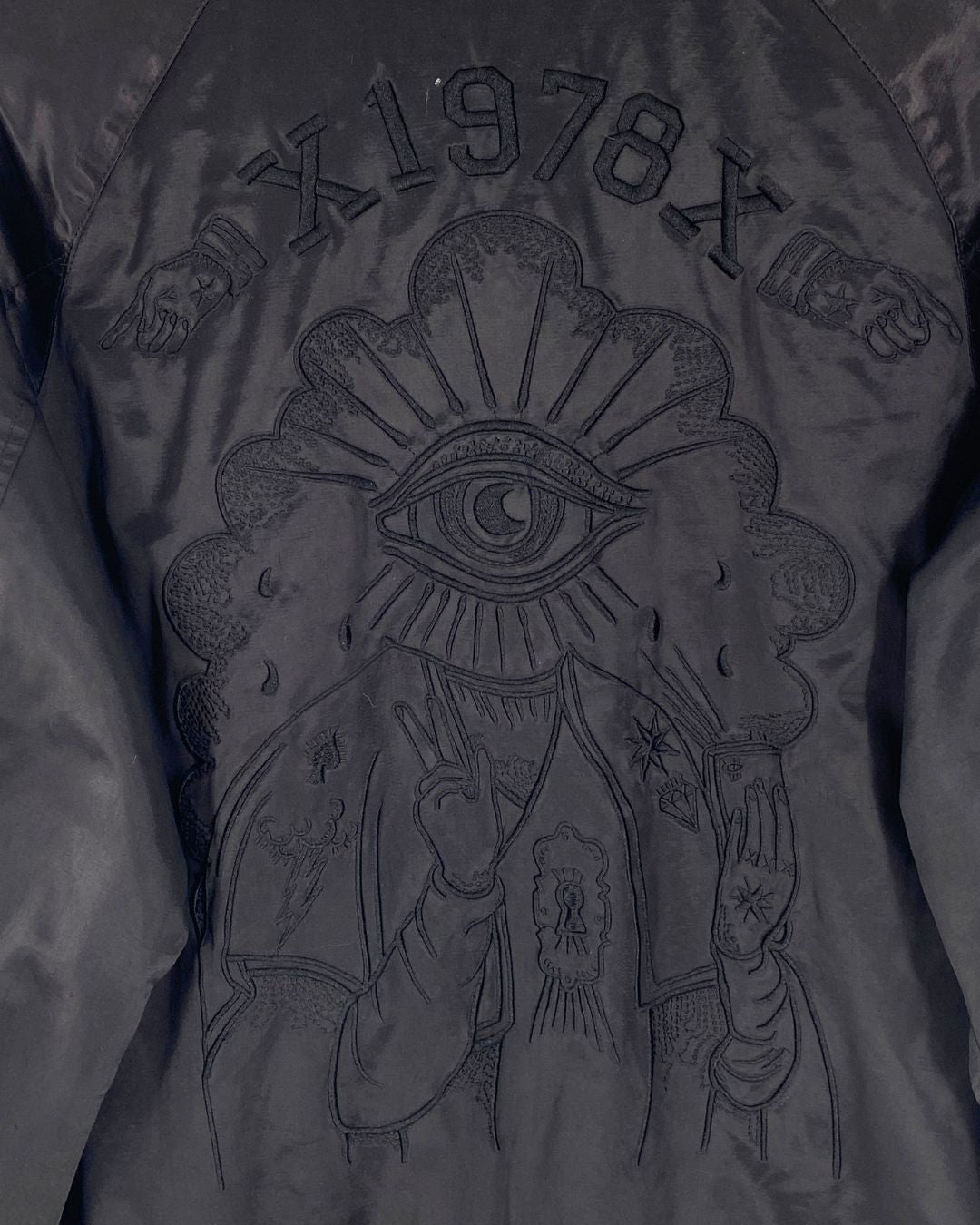 Chaqueta satinada con bordado