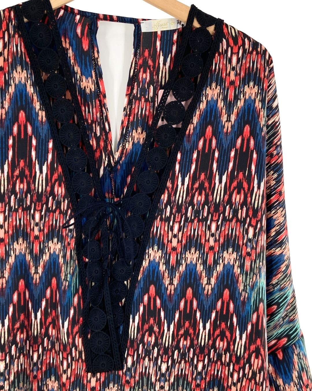 Blusa satinada con guipure