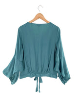 Blusa satinada vuelo en puños