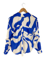Camisa satinada con anudado
