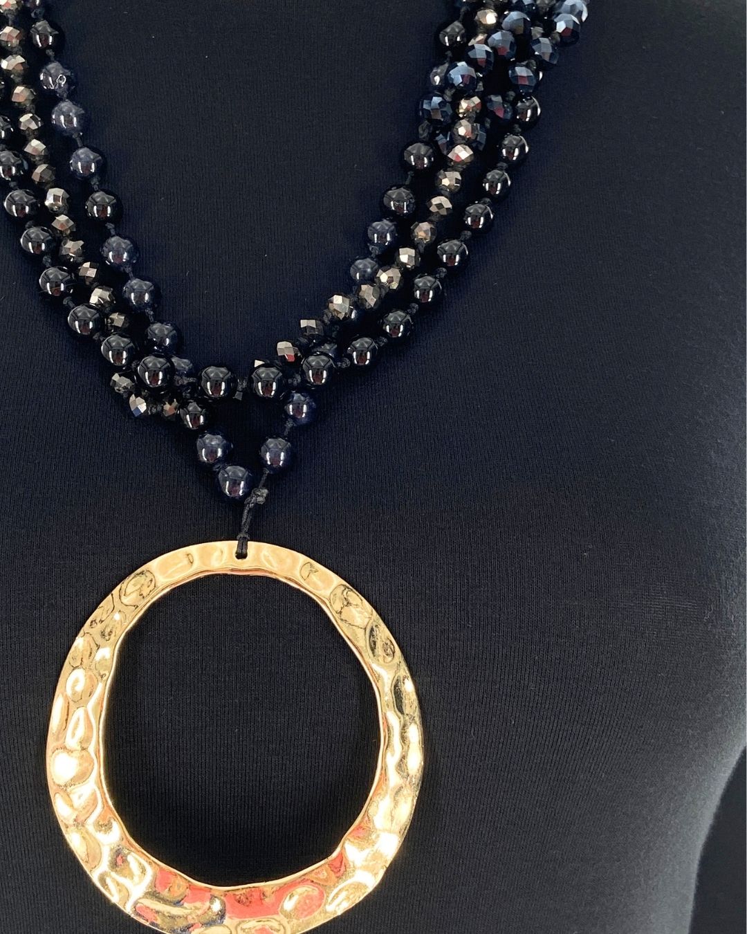 Collar en piedras con dije