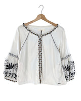 Chaqueta bordada con taches