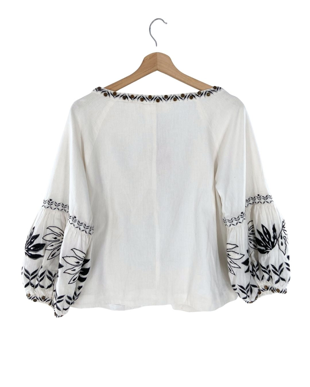 Chaqueta bordada con taches