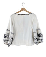 Chaqueta bordada con taches