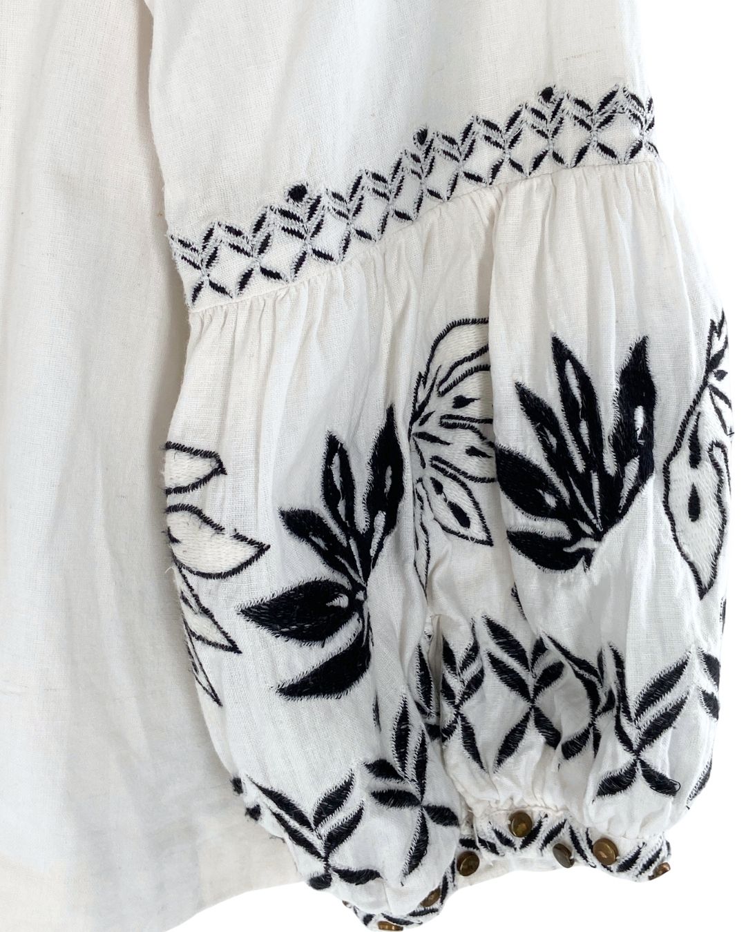 Chaqueta bordada con taches