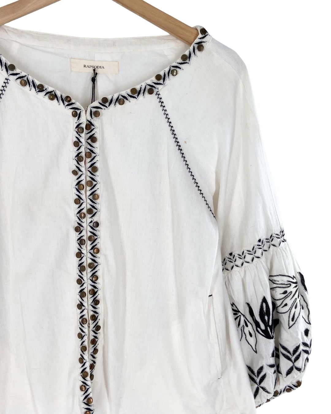 Chaqueta bordada con taches