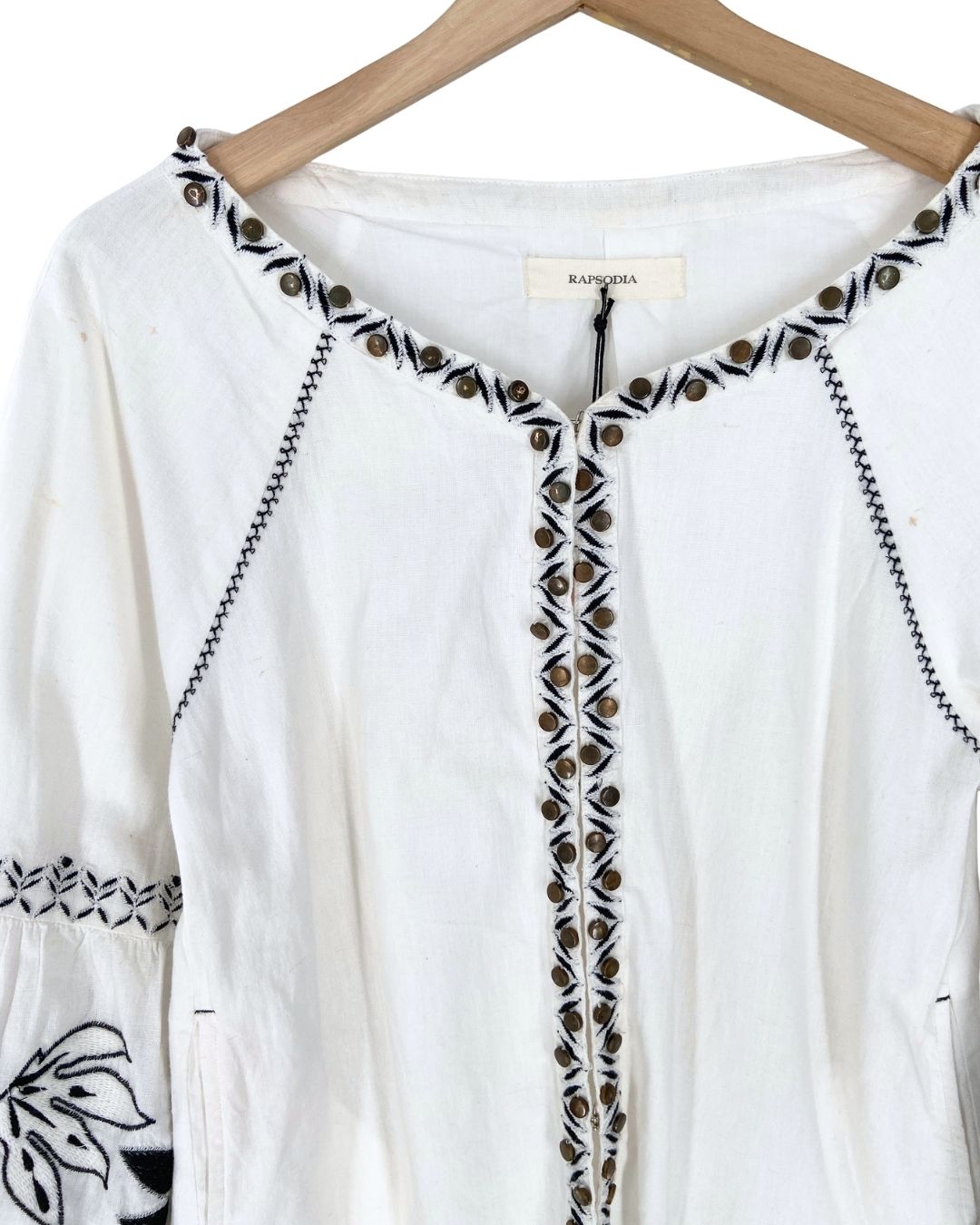 Chaqueta bordada con taches