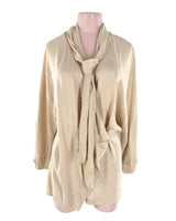 Blusa abotonada y anudada