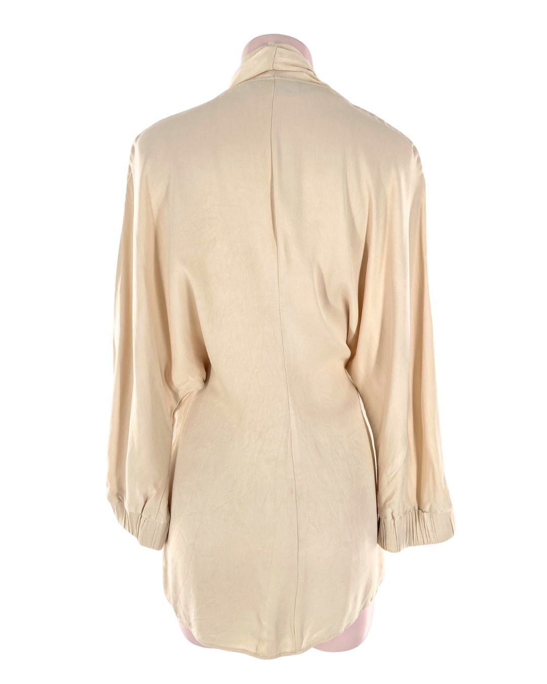 Blusa abotonada y anudada