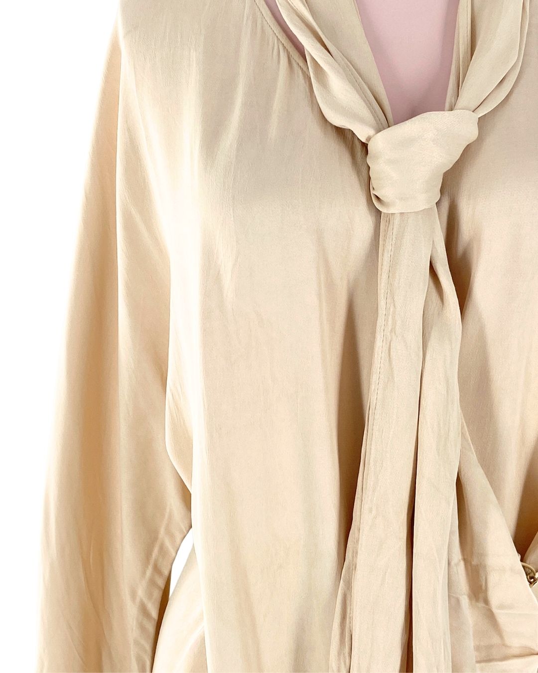 Blusa abotonada y anudada