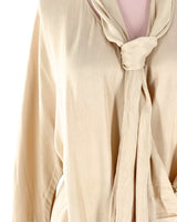 Blusa abotonada y anudada